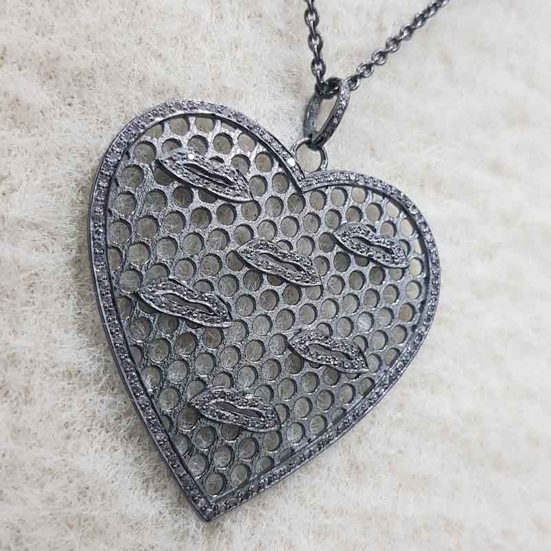 Designer Heart With Pave Lips Pendent