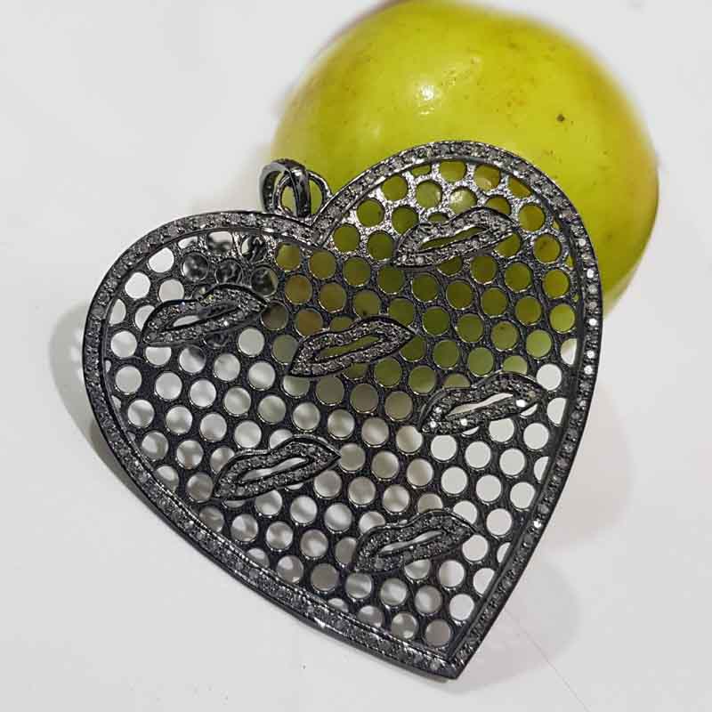 Designer Heart With Pave Lips Pendent