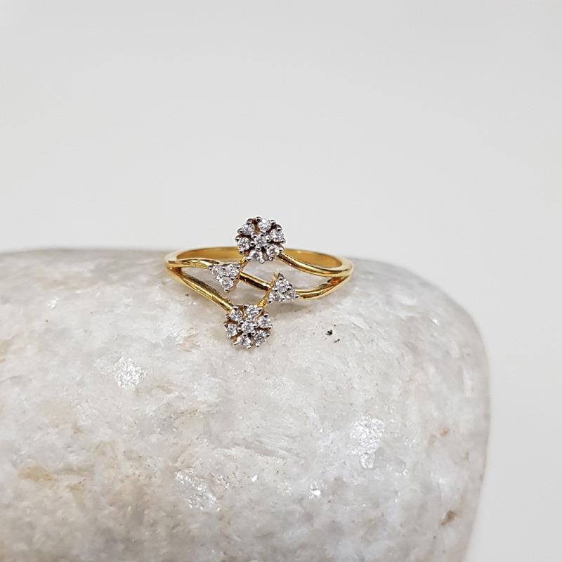 14 KT. GOLD DIAMOND OPEN LEAF RING