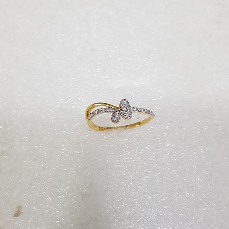 14 KT. THREE LEAF DIAMOND RING