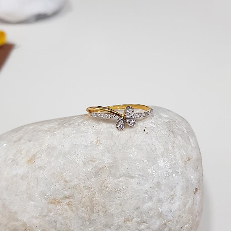 14 KT. THREE LEAF DIAMOND RING