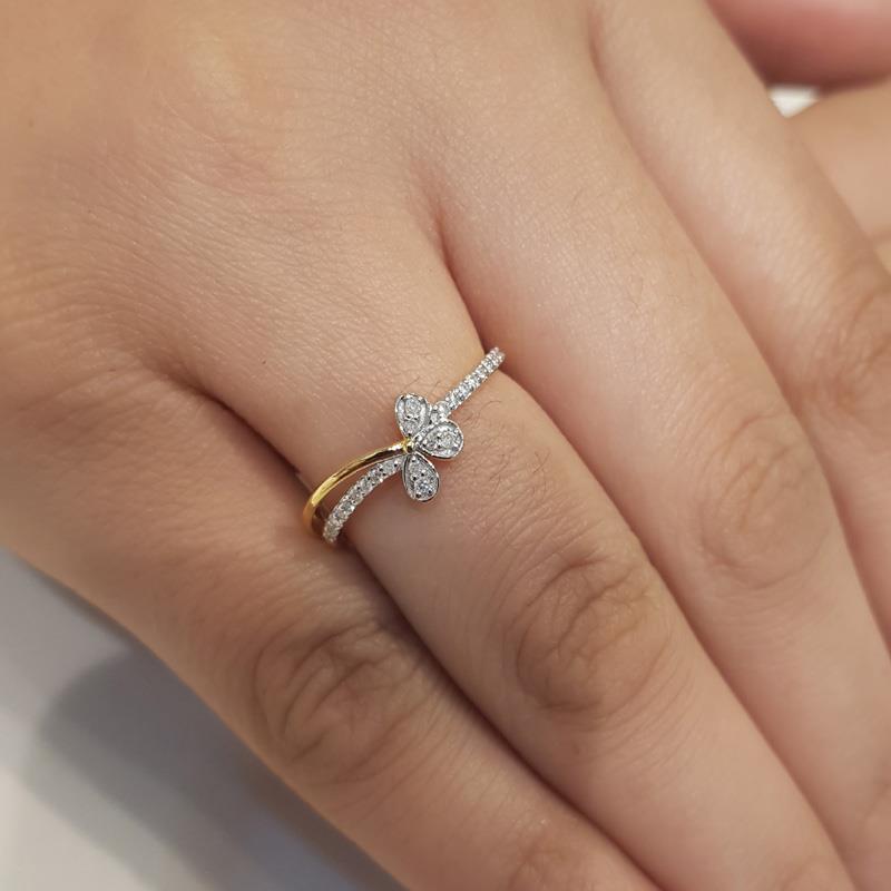 14 KT. THREE LEAF DIAMOND RING