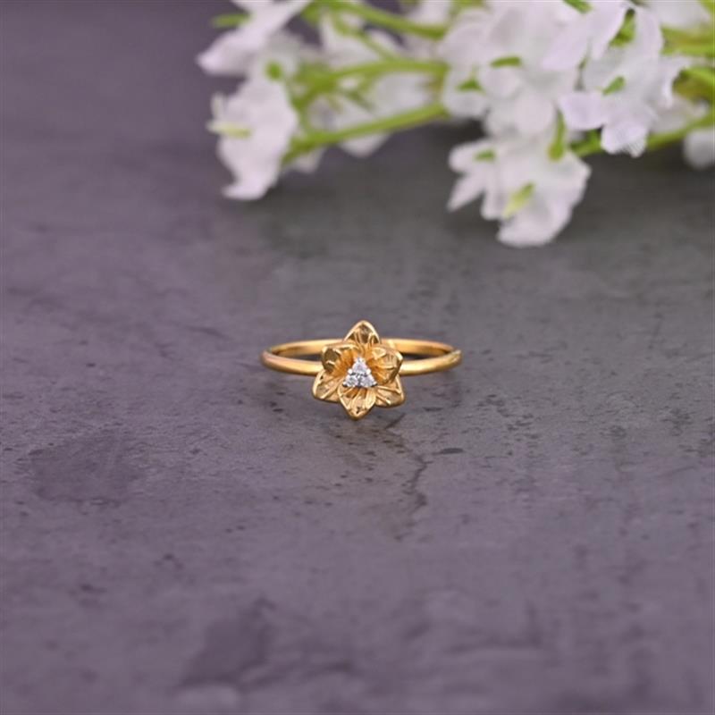 14 KT. DIAMOND FLOWER RING