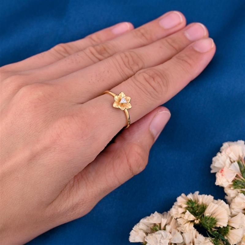 14 KT. DIAMOND FLOWER RING