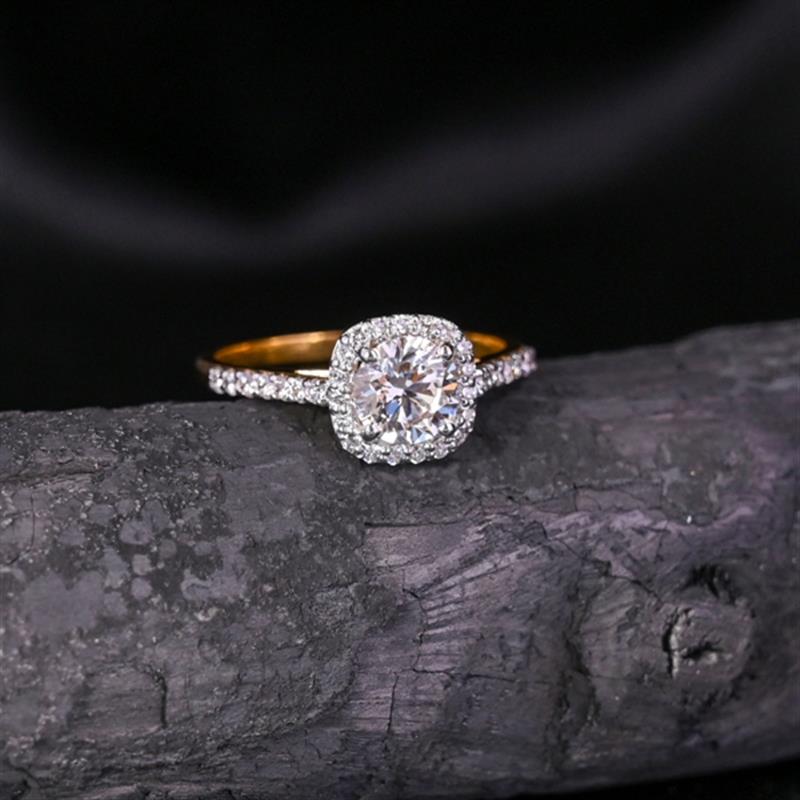 GRADUATING NATURAL DIAMOND RING