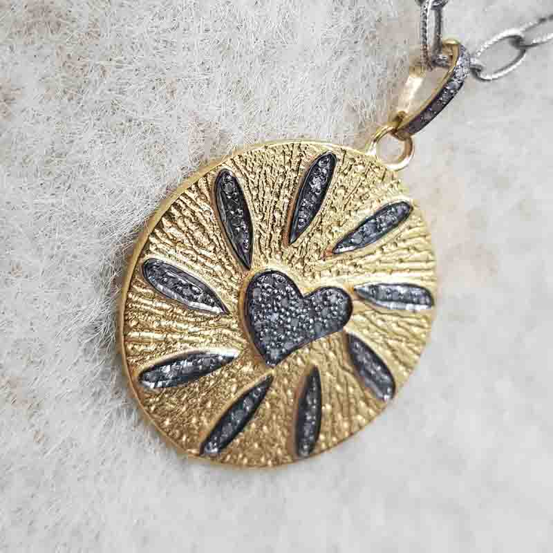 Graceful Pave Diamond Handmade Round Disk With Heart Designer Pendent