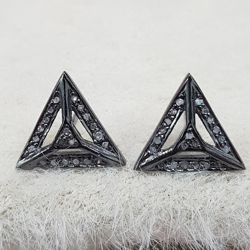 Stunning Arrowhead Designed Stud