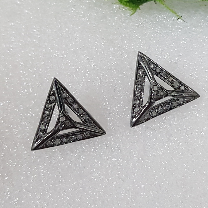 Stunning Arrowhead Designed Stud