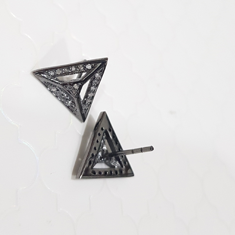 Stunning Arrowhead Designed Stud