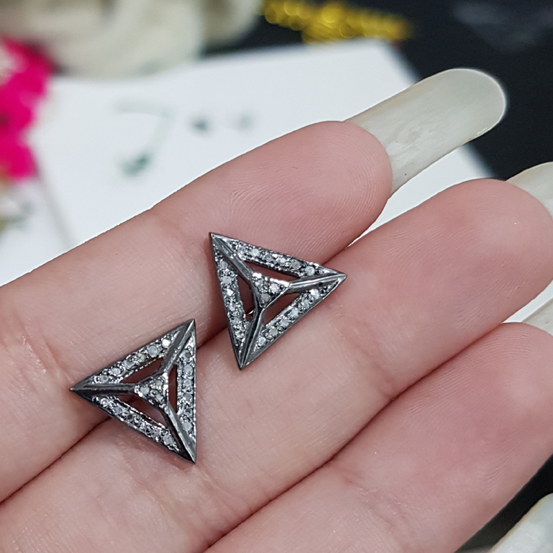 Stunning Arrowhead Designed Stud