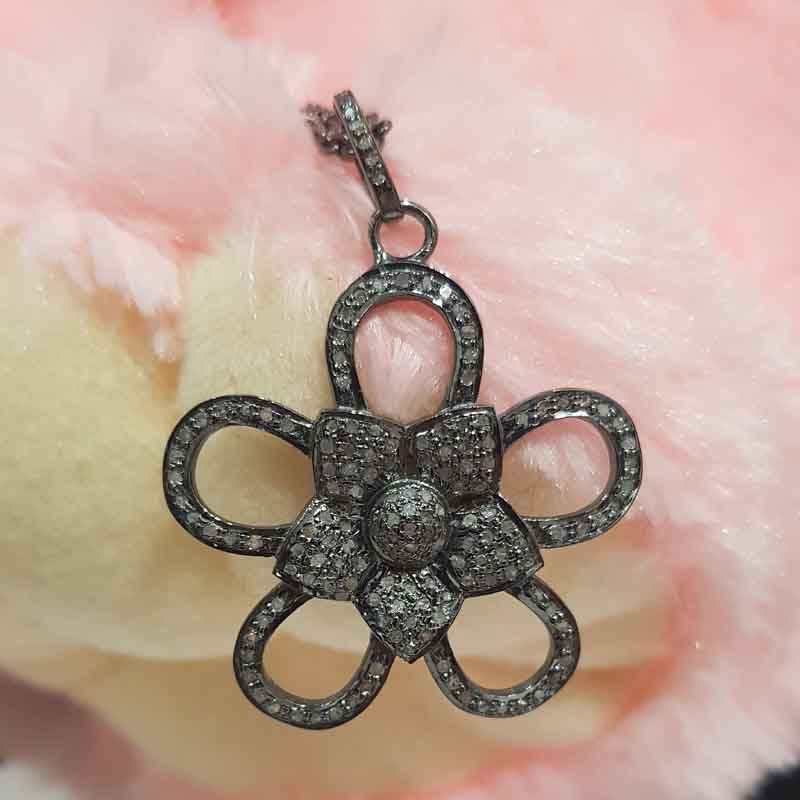 Good Looking Handmade Designer Flower Pendent