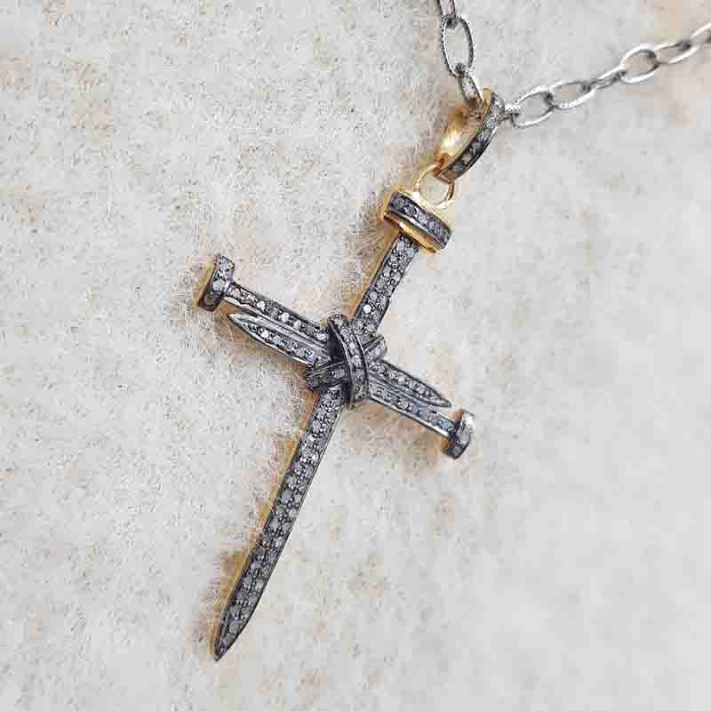 Graceful Looking Cross Pendant With Pave Diamond