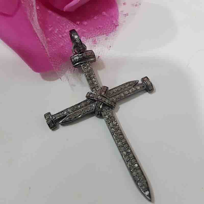 Graceful Looking Cross Pendant With Pave Diamond