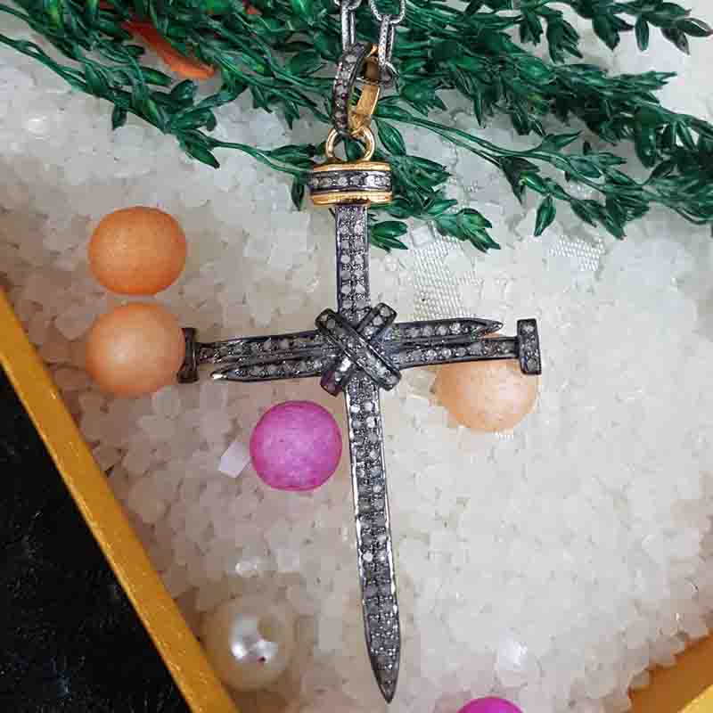 Graceful Looking Cross Pendant With Pave Diamond