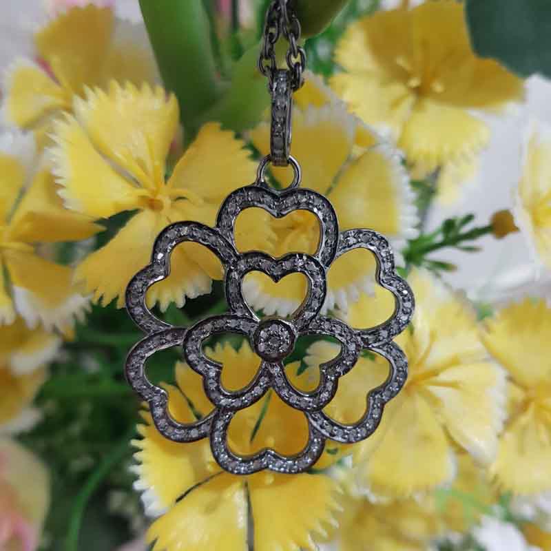 Good Looking Handmade Designer Heart Flower Pendent