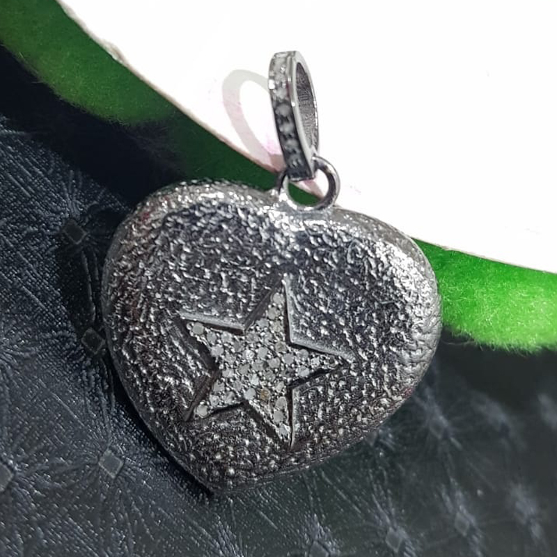 Hammering Heart Pendant With Pave Diamond Star