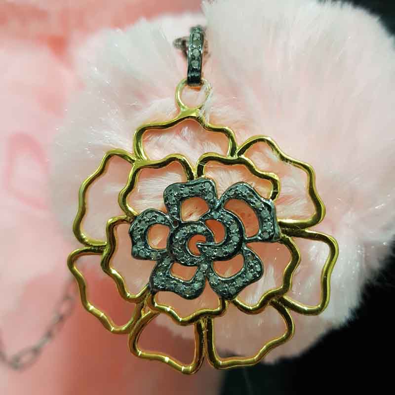 Beautifully Designed Heart Flower Pendent