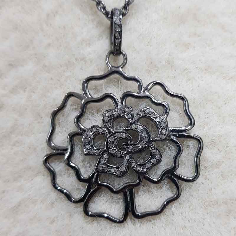 Beautifully Designed Heart Flower Pendent