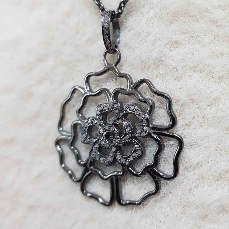 Beautifully Designed Heart Flower Pendent