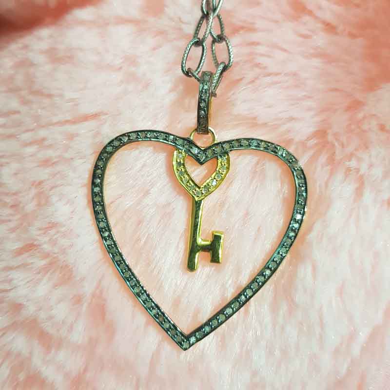 Graceful Heart Pendent With Joined Key