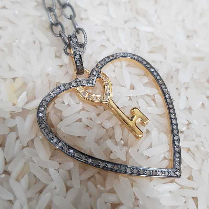 Graceful Heart Pendent With Joined Key