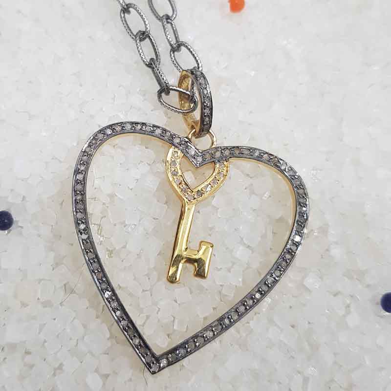 Graceful Heart Pendent With Joined Key