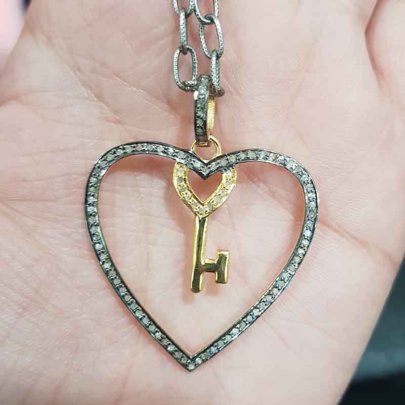 Graceful Heart Pendent With Joined Key