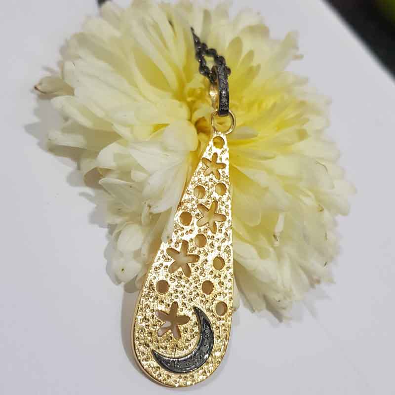 Good Looking Oval Designer Moon With Stars Pendent