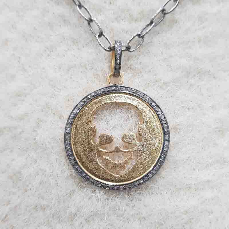 Glorious Designer Skull In Round Disk Pendent