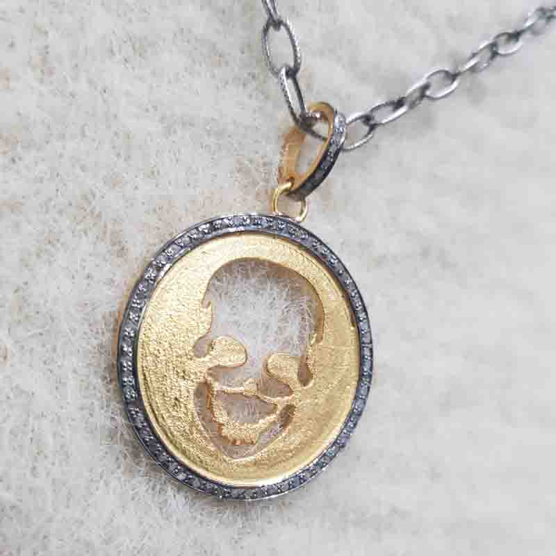 Glorious Designer Skull In Round Disk Pendent