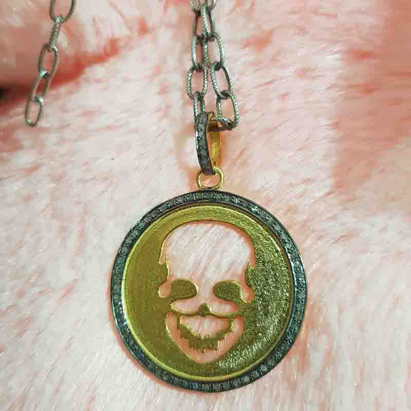 Glorious Designer Skull In Round Disk Pendent