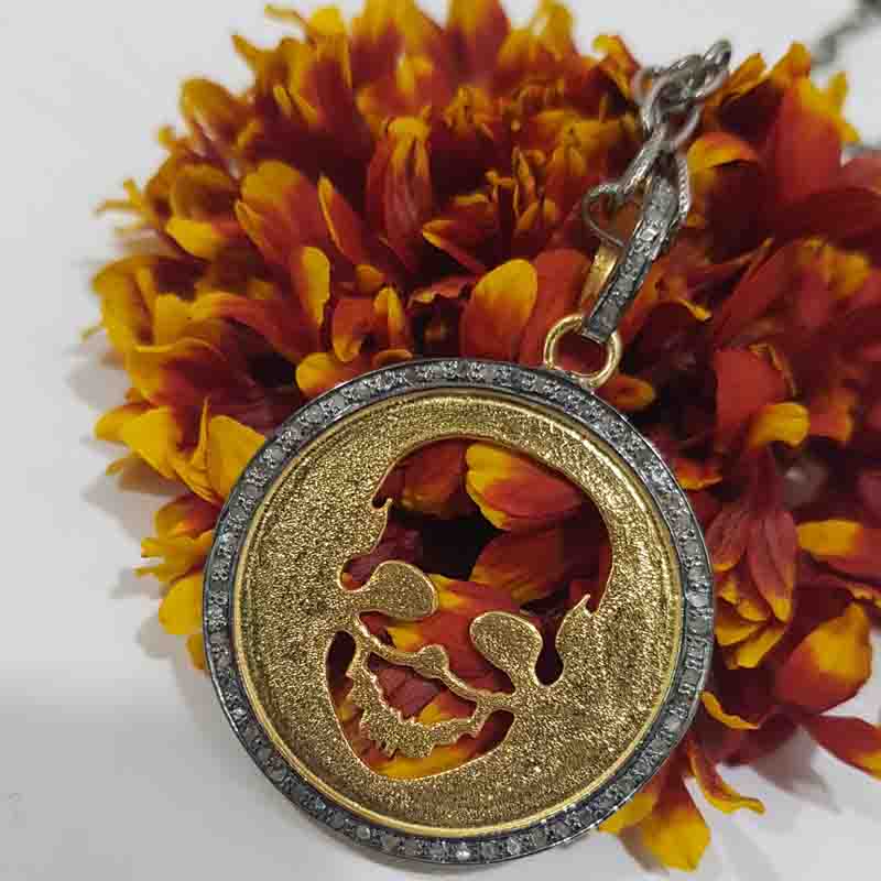 Glorious Designer Skull In Round Disk Pendent