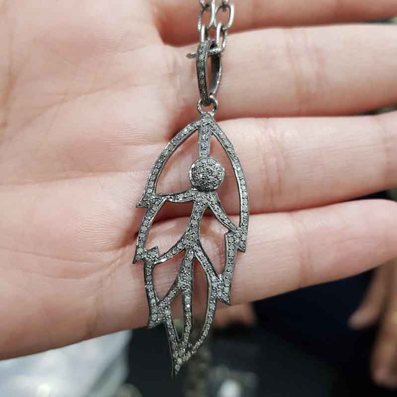 Gorgeous Looking Leaf Style Pendent