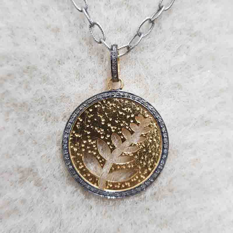 Charming Circle With Beautiful Leaf Pendent