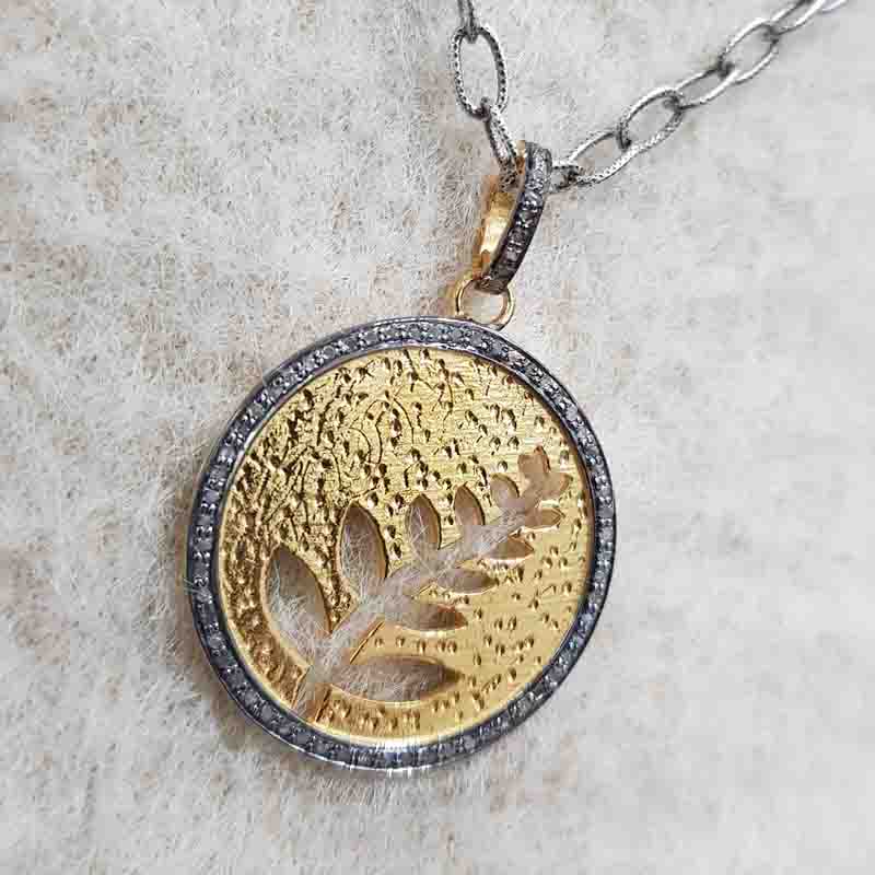 Charming Circle With Beautiful Leaf Pendent