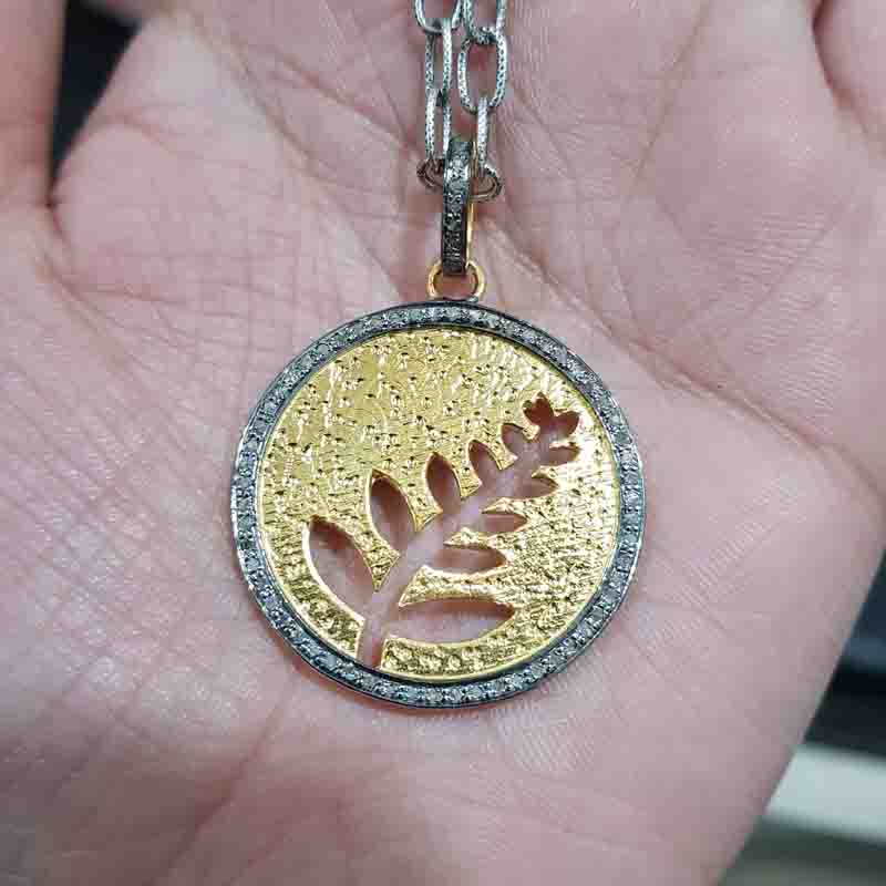 Charming Circle With Beautiful Leaf Pendent