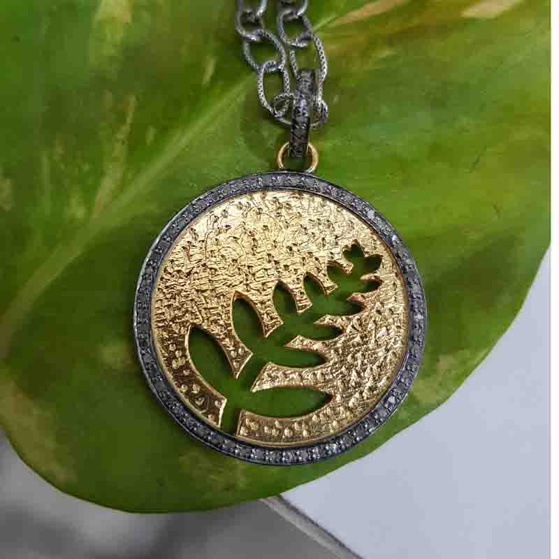 Charming Circle With Beautiful Leaf Pendent