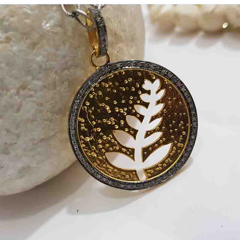 Charming Circle With Beautiful Leaf Pendent