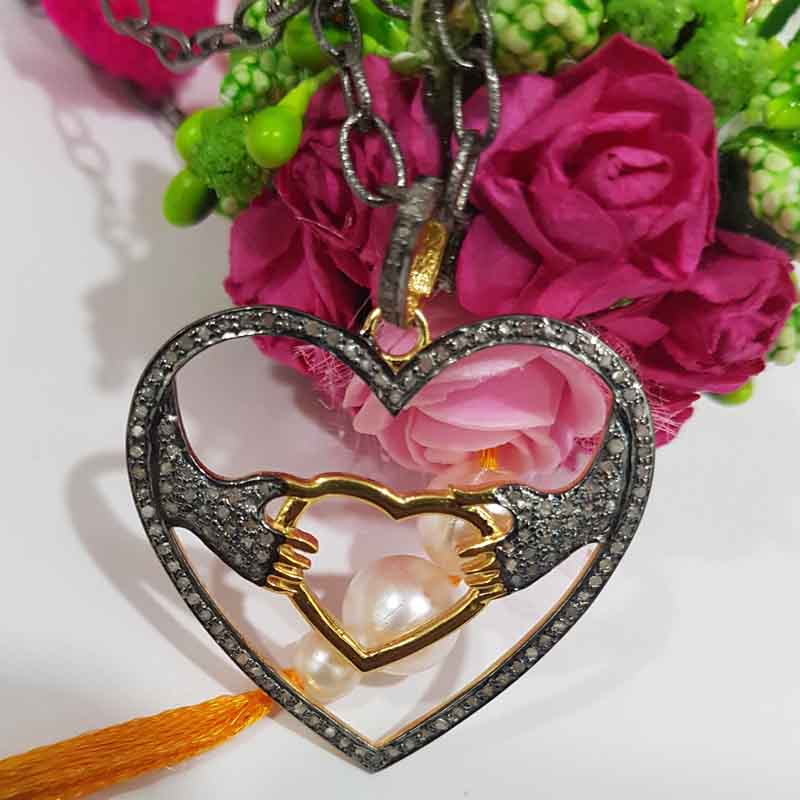 Lovely Designer Fall In Love Heart Pendent